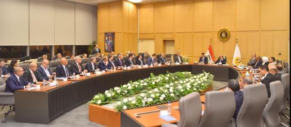 وزيرا الاستثمار والتجارة الخارجية والصناعة يعقدان اجتماعاً موسعاً مع كافة المجالس التصديرية