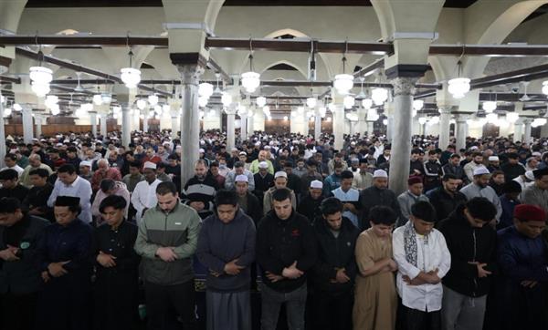 بأربع روايات.. الجامع الأزهر يكتظ بالمصلين في أولى ليالي التراويح