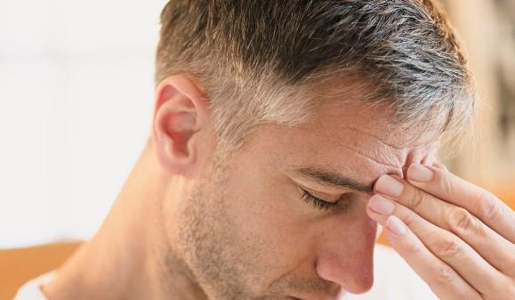 لماذا تشعر بالصداع بعد الإفطار؟ الأسباب والحلول