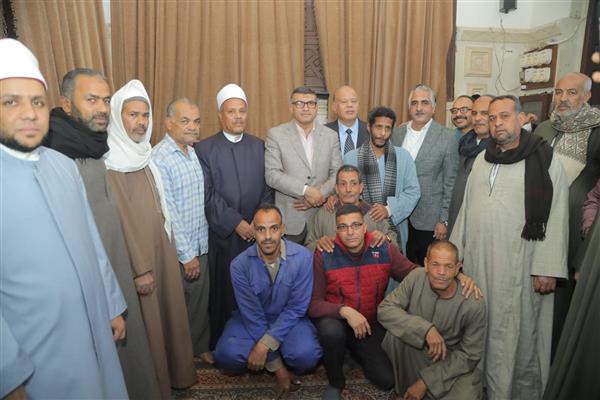 محافظ قنا يؤدي صلاة التراويح بمسجد سيدي عبدالرحيم القنائي ويكرم عمال النظافة تقديرًا لجهودهم