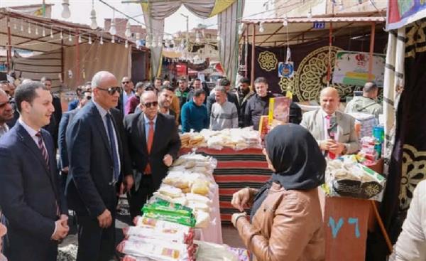 تخفيضات تصل لـ30%.. محافظ كفرالشيخ يتفقد معرض أهلًا رمضان للسلع الغذائية