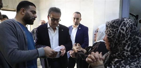 وزير الصحة يجري جولة مفاجئة بمستشفى السلام التخصصي في أول أيام رمضان ويحيل مدير المستشفى للتحقيق