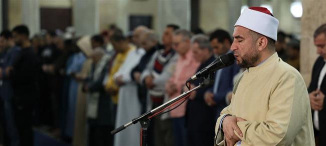 يعمرون مساجد الله.. آلاف المصلين يؤدون صلاتي العشاء والتراويح بالجامع الأزهر في الليلة الثانية من رمضان