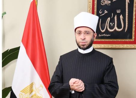 وزير الأوقاف يكرم موظفًا بمديرية القاهرة تقديرًا لجهوده