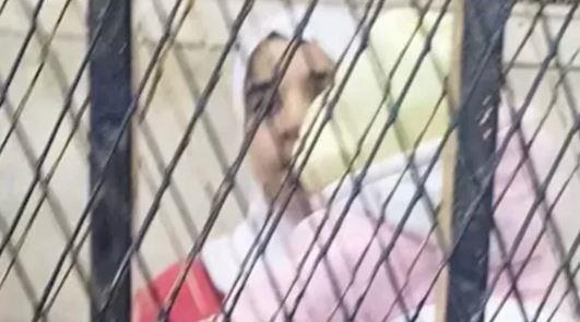 وسط حراسة مشددة.. المتهمة بقتل أطفال دلجا الستة ووالدهم تصل محاكم المنيا 