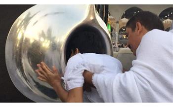   هل يجوز تقبيل الحجر الأسود؟.. فيديو