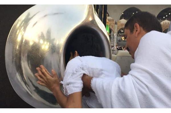 هل يجوز تقبيل الحجر الأسود؟.. فيديو