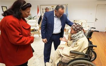   محافظ أسيوط يمنح مسنا كرسيا متحركا كهربائيا دعما لحالته الصحية