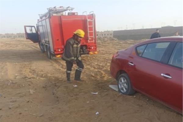 الأمن بالقاهرة ينقذ سيدة بعد توقف سيارتها بالرمال في الطريق الأوسطى
