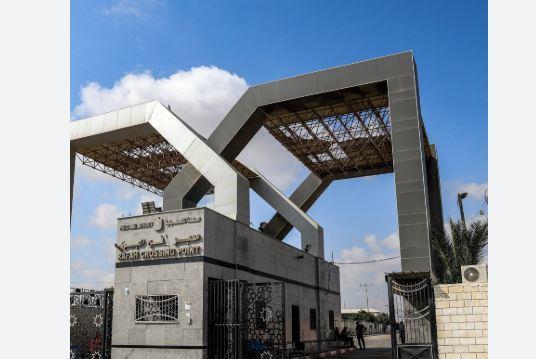 معبر رفح من الجانب الفلسطيني يعود للعمل رسميًا بعد عام ونصف من الإغلاق