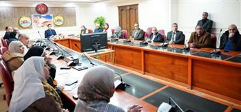 نائب محافظ مطروح يناقش آليات تنفيذ مبادرة "أنا متعلم مدى الحياة"