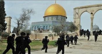 إعلام فلسطيني: اقتحام محيط حاجز قلنديا وتشديدات تمنع المصلين من دخول الأقصى