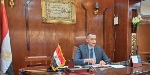 محافظ أسوان الجديد يأمر برفع لافتات التهانى من الشوارع