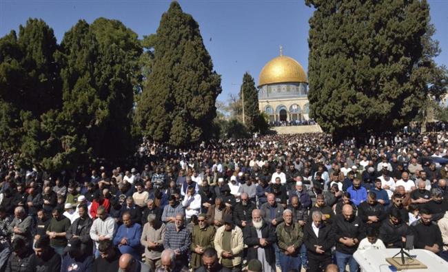 80 ألف مصل يؤدون صلاة الجمعة الأولى من رمضان بالمسجد الأقصى