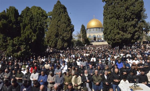 80 ألف مصل يؤدون صلاة الجمعة الأولى من رمضان بالمسجد الأقصى