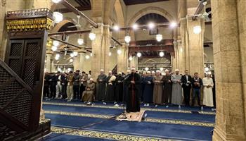   خاشعين لله.. آلاف المصلين يحيون الليلة الثالثة من رمضان في العشاء والتراويح