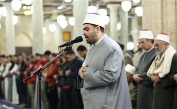   بتوجيهات الإمام الأكبر.. طالب بكلية الطب يؤم المصلين في الجامع الأزهر لأول مرة