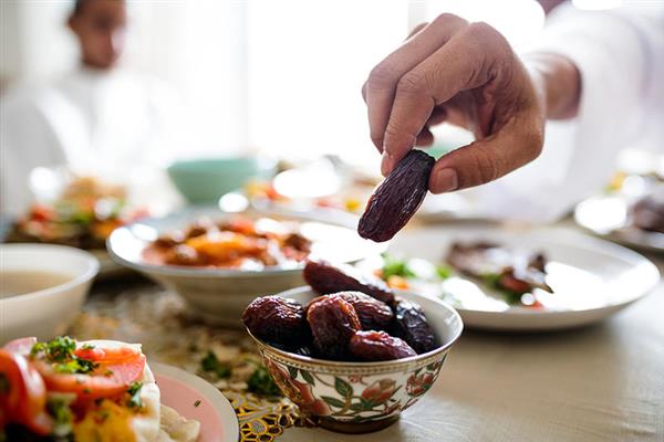 هل يجوز إخراج فدية عن شخص يفطر بعذر فى رمضان ؟