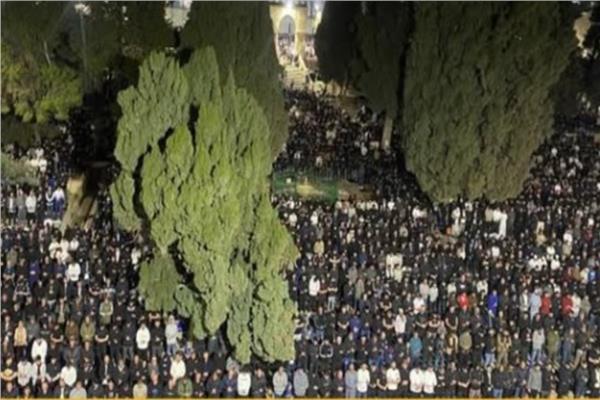 100 ألف فلسطيني يؤدون صلاتي العشاء والتراويح في المسجد الأقصى بالقدس