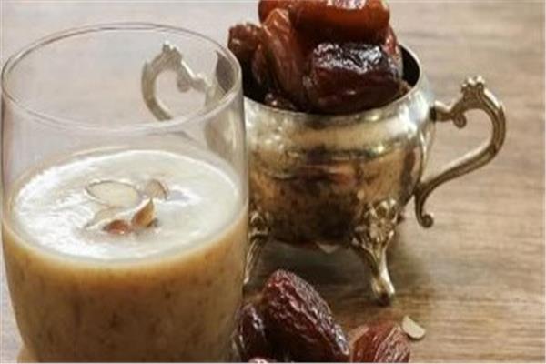 كيف يفيدك الإفطار على التمر باللبن خلال الصيام؟