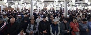آلاف المصلين بالجامع الأزهر يحيون الليلة الرابعة من رمضان في صلاتي العشاء والتراويح