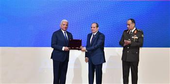   الرئيس السيسي يكرّم الفريق أول عبد المجيد صقر ويمنحه نوط الجمهورية