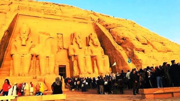 بدء ظاهرة تعامد الشمس بمدينة أبو سمبل السياحية جنوب أسوان