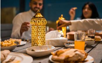   بلاش من الحلويات والأكل الكثير.. أفضل طريقة صحية للإفطار في رمضان