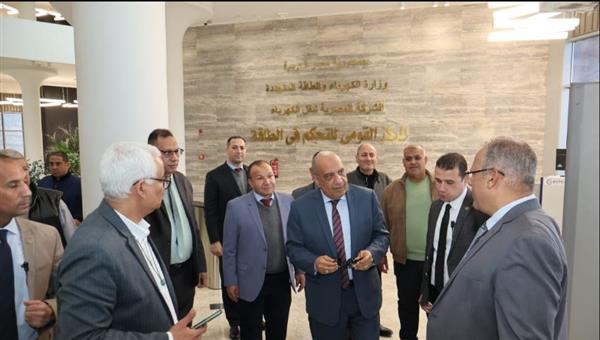 عصمت يتفقد مركز التحكم في الطاقة ويتابع سير العمل وجودة التغذية الكهربائية خلال شهر رمضان