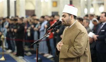   آلاف المصلين يحيون الليلة الخامسة من رمضان ويؤدون العشاء والتراويح برحاب الجامع الأزهر