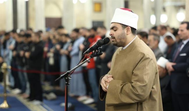 آلاف المصلين يحيون الليلة الخامسة من رمضان ويؤدون العشاء والتراويح برحاب الجامع الأزهر