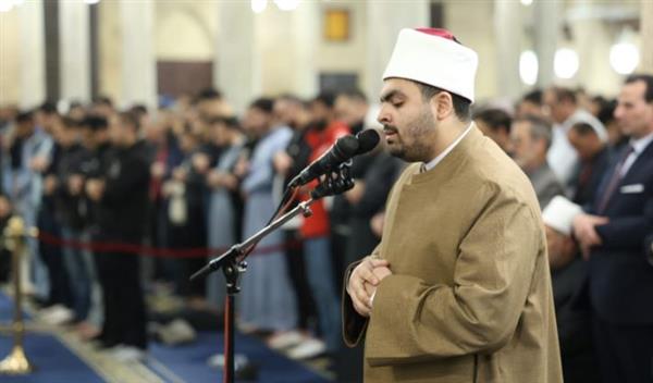 آلاف المصلين يحيون الليلة الخامسة من رمضان ويؤدون العشاء والتراويح برحاب الجامع الأزهر