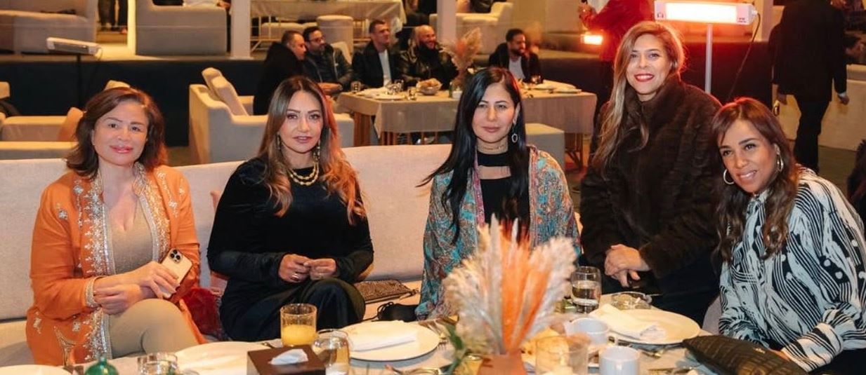 إلهام شاهين تشارك متابعيها سهرات رمضان وسط الأهرامات