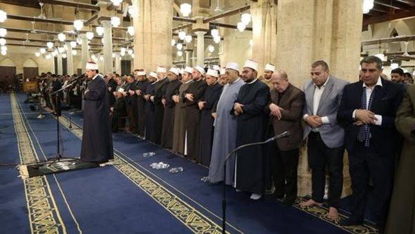 قانتين لله.. آلاف المصلين يحيون الليلة الخامسة من رمضان لأداء صلاتي العشاء والتراويح بالجامع الأزهر