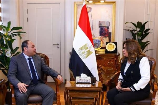 وزيرة التنمية المحلية تتابع مع رئيس هيئة تنمية الصعيد المشروعات التنموية الجارية