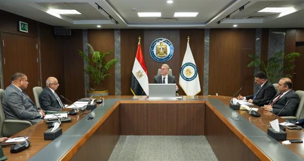 وزير البترول يعقد اجتماعاً مع مجلس إدارة هيئة الثروة المعدنية والصناعات التعدينية.