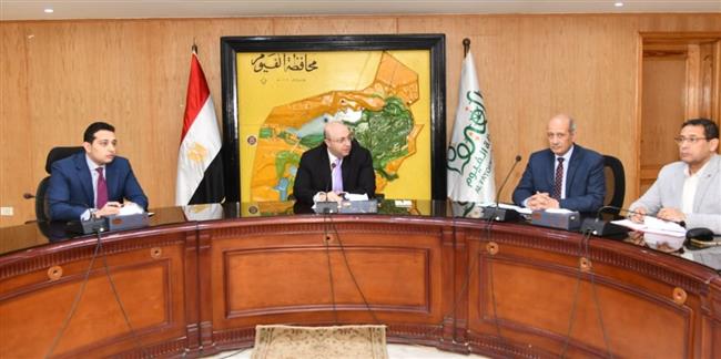 محافظ الفيوم يناقش عددا من الملفات الحيوية 