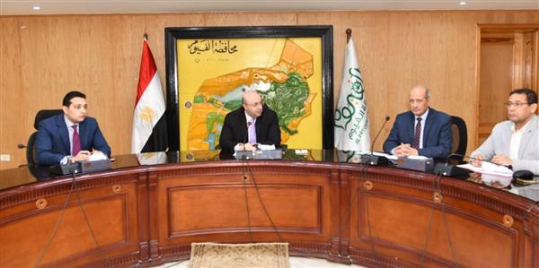 محافظ الفيوم يناقش عددا من الملفات الحيوية