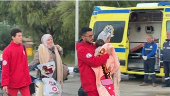   الهلال الأحمر المصري يعزز مد غزة بخيام وبطاطين وملابس شتوية عبر قافلة "زاد العزة" 145