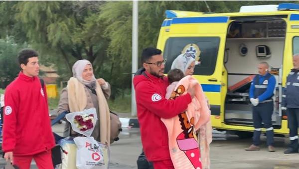 الهلال الأحمر المصري يعزز مد غزة بخيام وبطاطين وملابس شتوية عبر قافلة "زاد العزة" 145