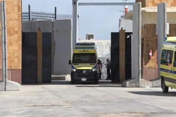 مصر تواصل استقبال وعلاج الجرحى الفلسطينيين وتسهيل عودة العائدين إلى غزة