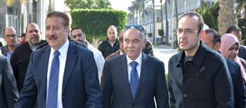محافظ بورسعيد يتفقد مصنع كابسي للدهانات ويثني على إنجازاته الصناعية