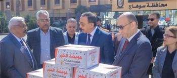   محافظ سوهاج يتفقد وصول 10 آلاف كرتونة مواد غذائية لتوزيعها على الأسر الأكثر احتياجا