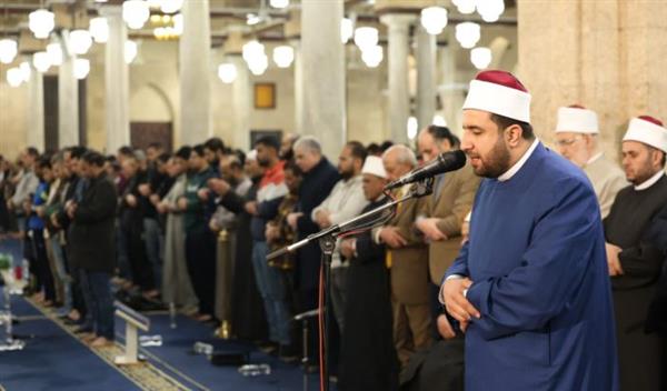 في الليلة السابعة من رمضان.. أروقة الجامع الأزهر تمتلئ بالمصلين في صلاتي العشاء والتراويح