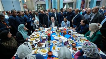   وزير البترول يشارك العاملين إفطار رمضان في حقول الشركة العامة للبترول برأس غارب
