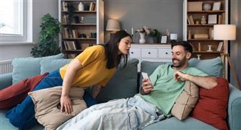   الخصوصية الرقمية بين الزوجين.. حدود ذكية لعلاقة صحية