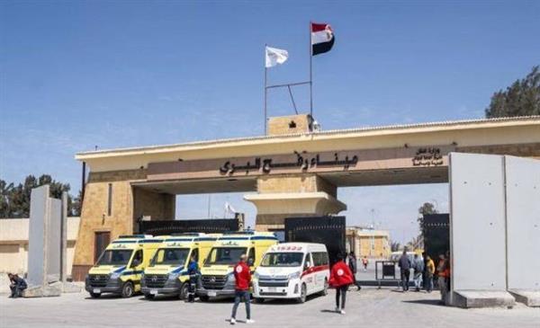 استعدادات طبية بمعبر رفح لاستقبال دفعة جديدة من المصابين الفلسطينيين