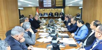 محافظ الجيزة يترأس اجتماع المجلس التنفيذي ويشدد على الانضباط وتسريع وتيرة العمل