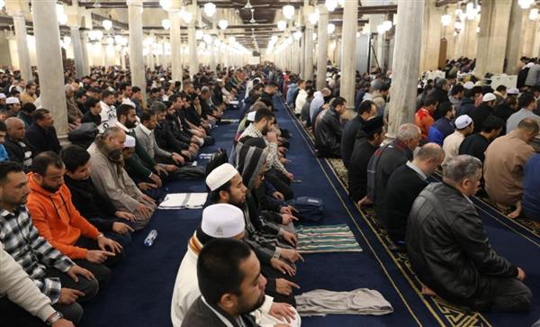 الليلة الثامنة من رمضان.. الجامع الأزهر يعمر بالمصلين في صلاتي العشاء والتراويح