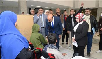   محافظ أسيوط يسلم أجهزة عرائس وكرسيين متحركين كهربائيين للأسر الأولى بالرعاية